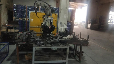 焊接機器人助力汽車料架定製